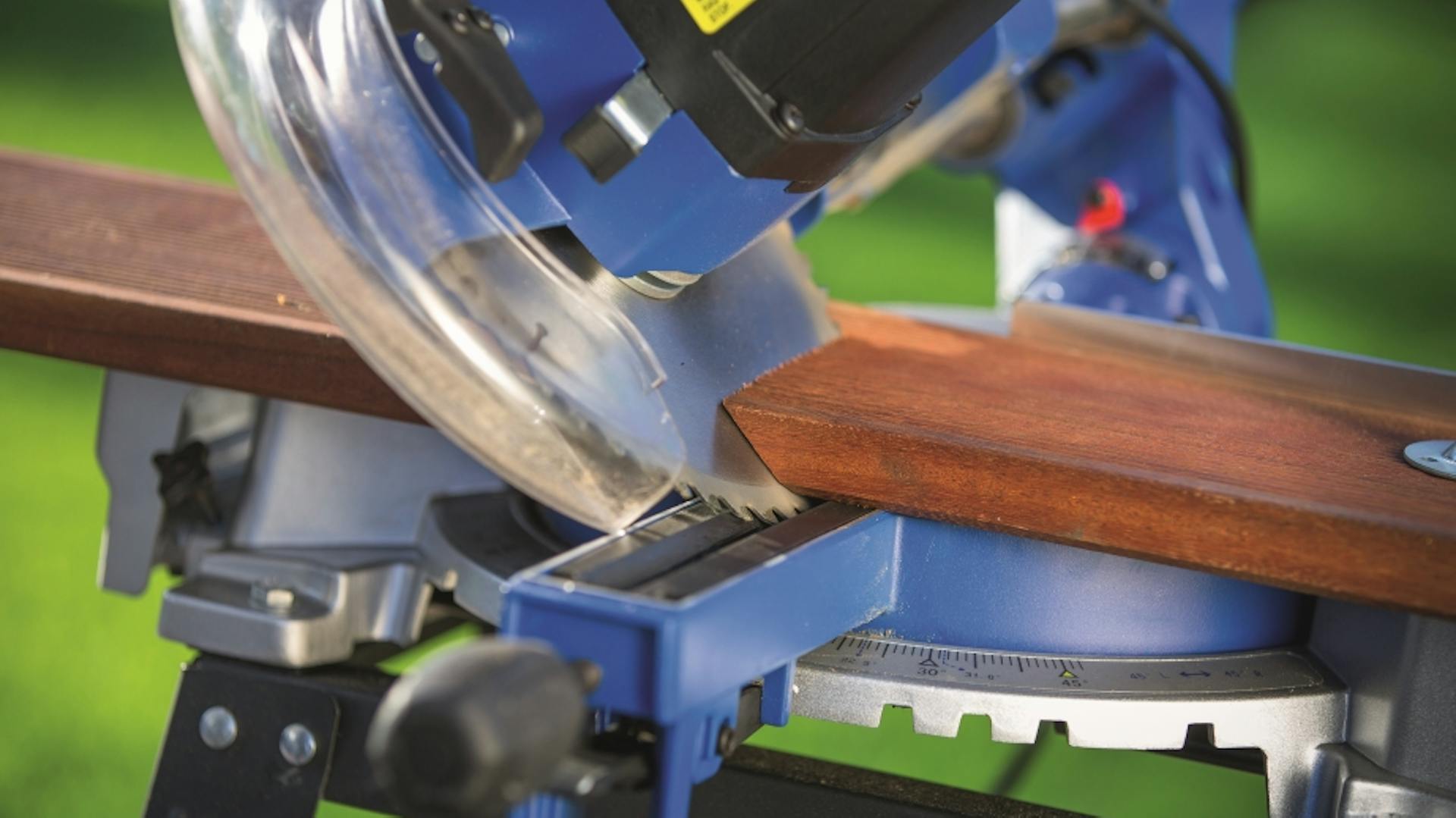 Zug-, Kapp- und Gehrungssäge bearbeitet ein Stück Holz.