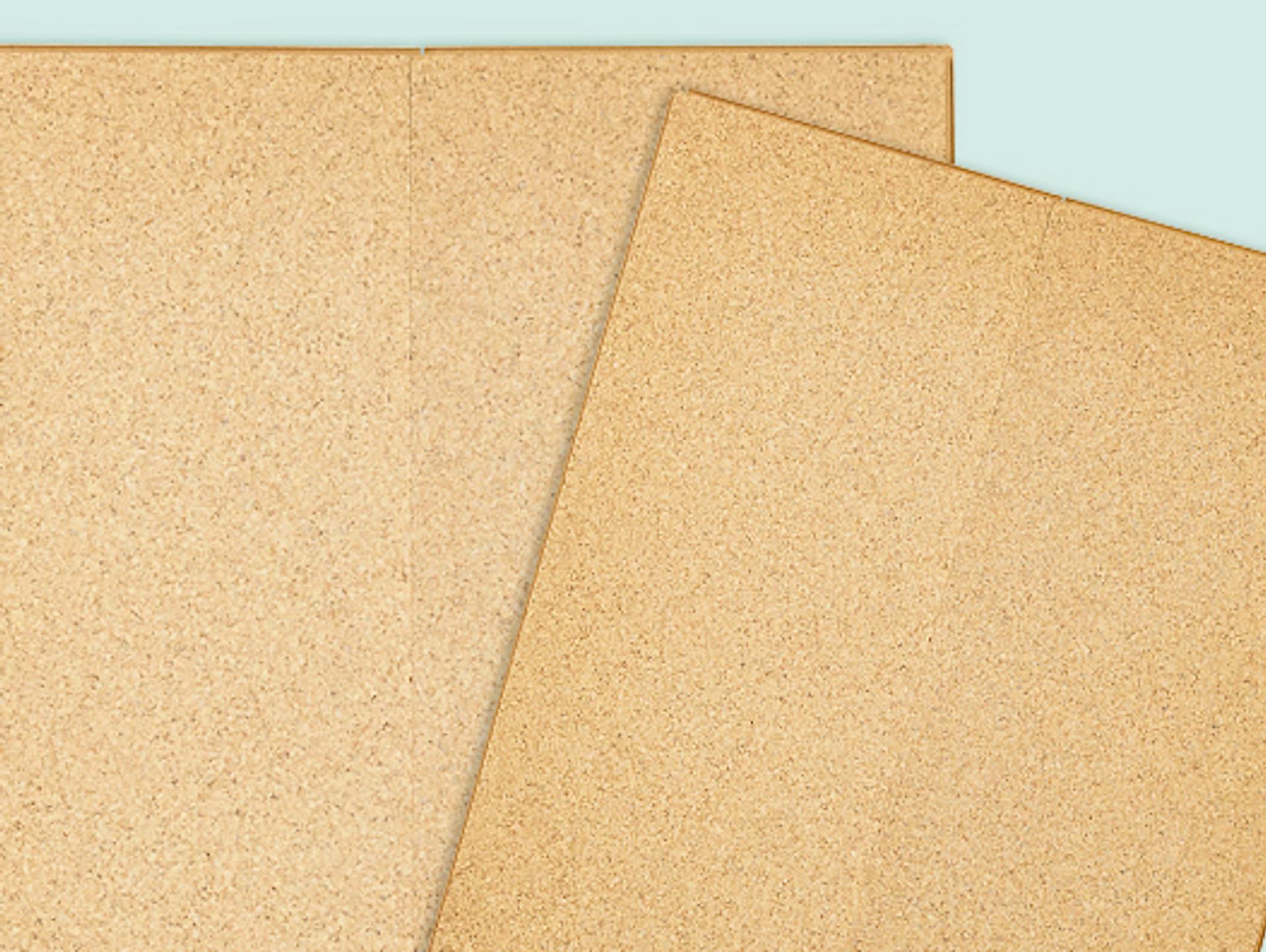 A két parafatábla alátétként szolgál az üvegvágáshoz.