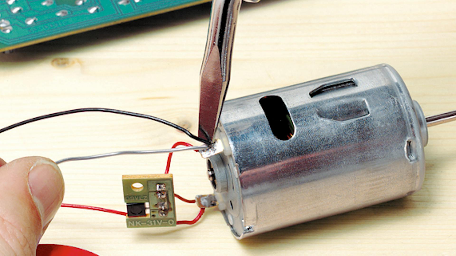 Anschluss des Elektromotors wird im Weichlöt-Verfahren mit der Lötkolbenspitze gelötet.