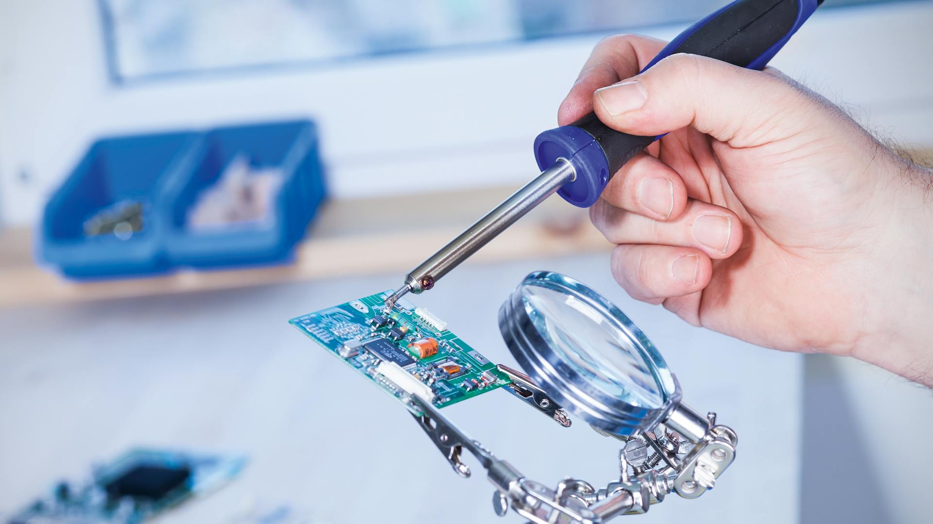 Ein Lötkolben im Einsatz beim Löten von Elektronik.