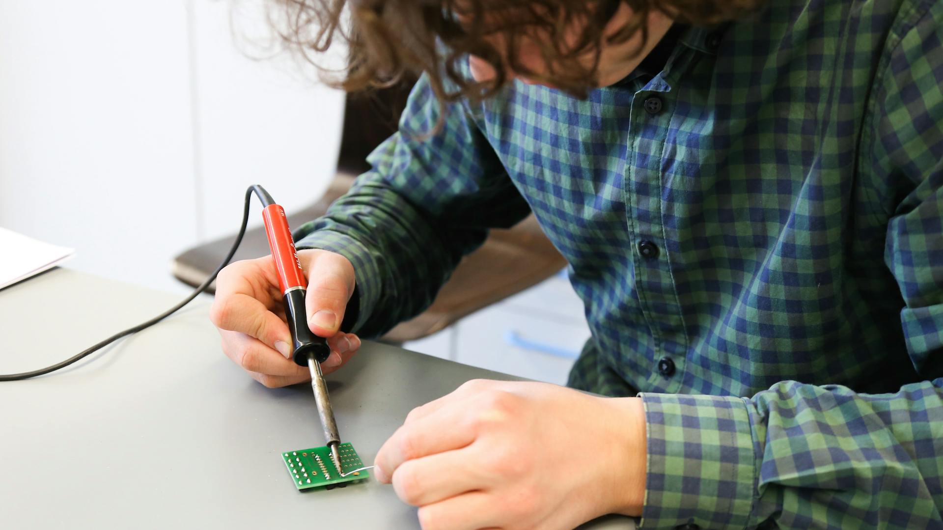 Richtig löten wie dieser Mann mit einer Lötpistole.