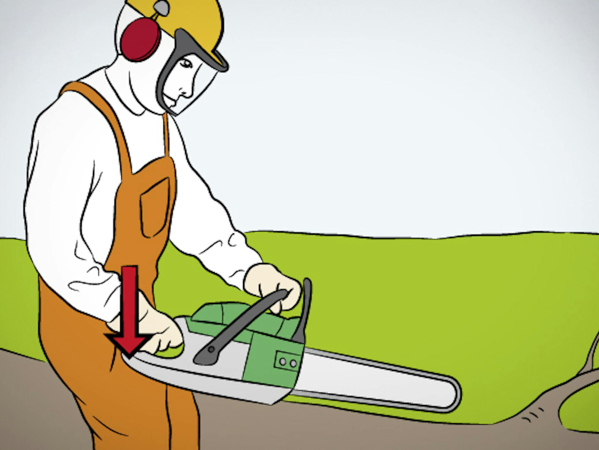 Appassionato del fai da te con casco forestale e sega a catena su un albero.