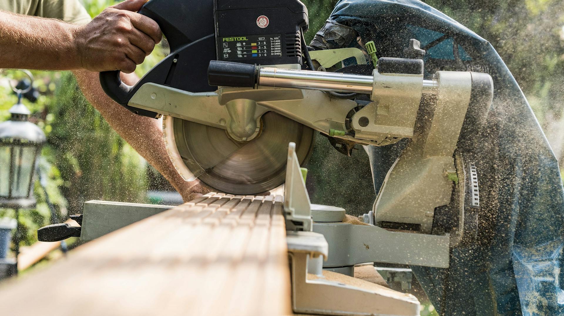 Richtig sägen mit einer Kreissäge und Holz.