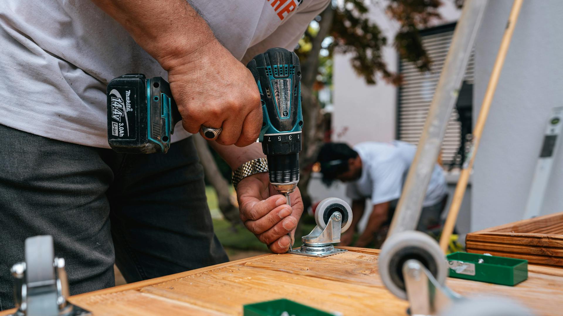 Handwerker benutzt einen Akkuschrauber