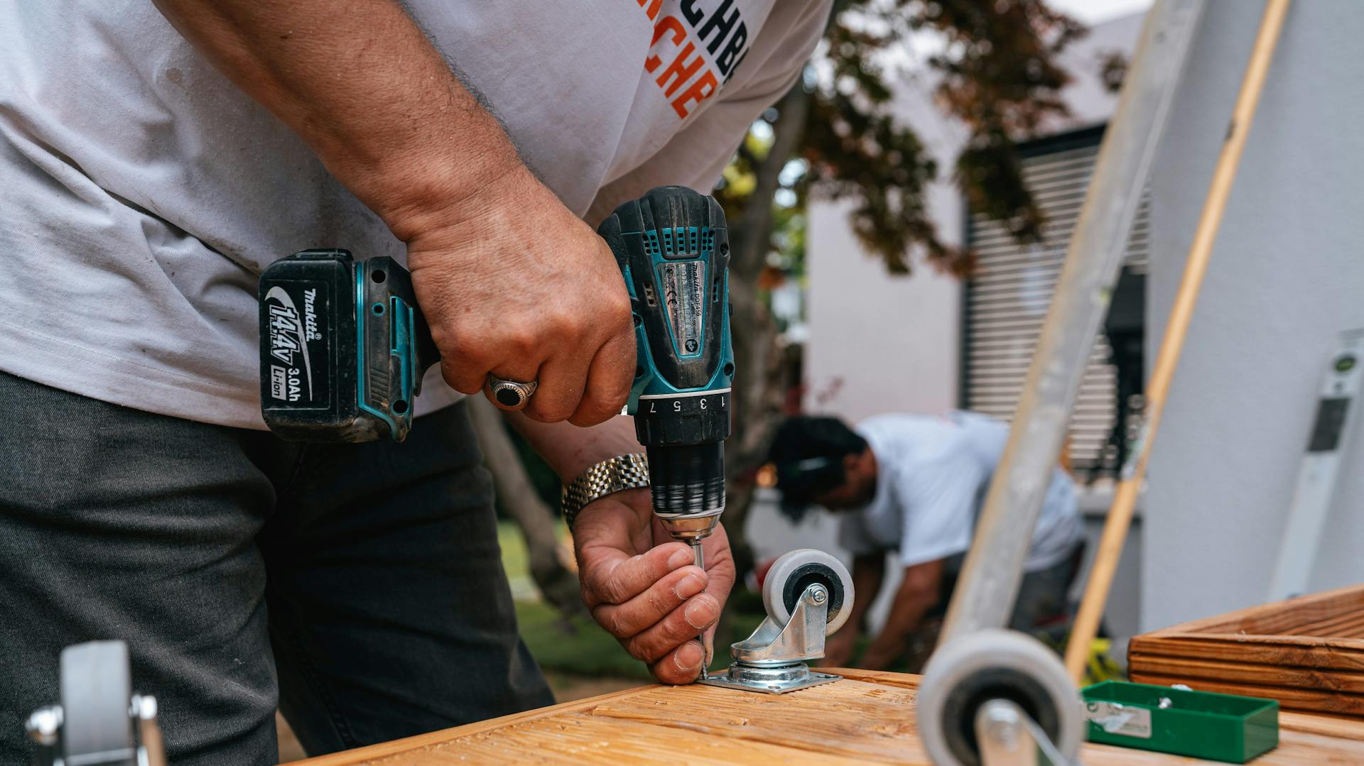 Richtig schrauben mit einem Akkuschrauber wie dieser Handwerker.