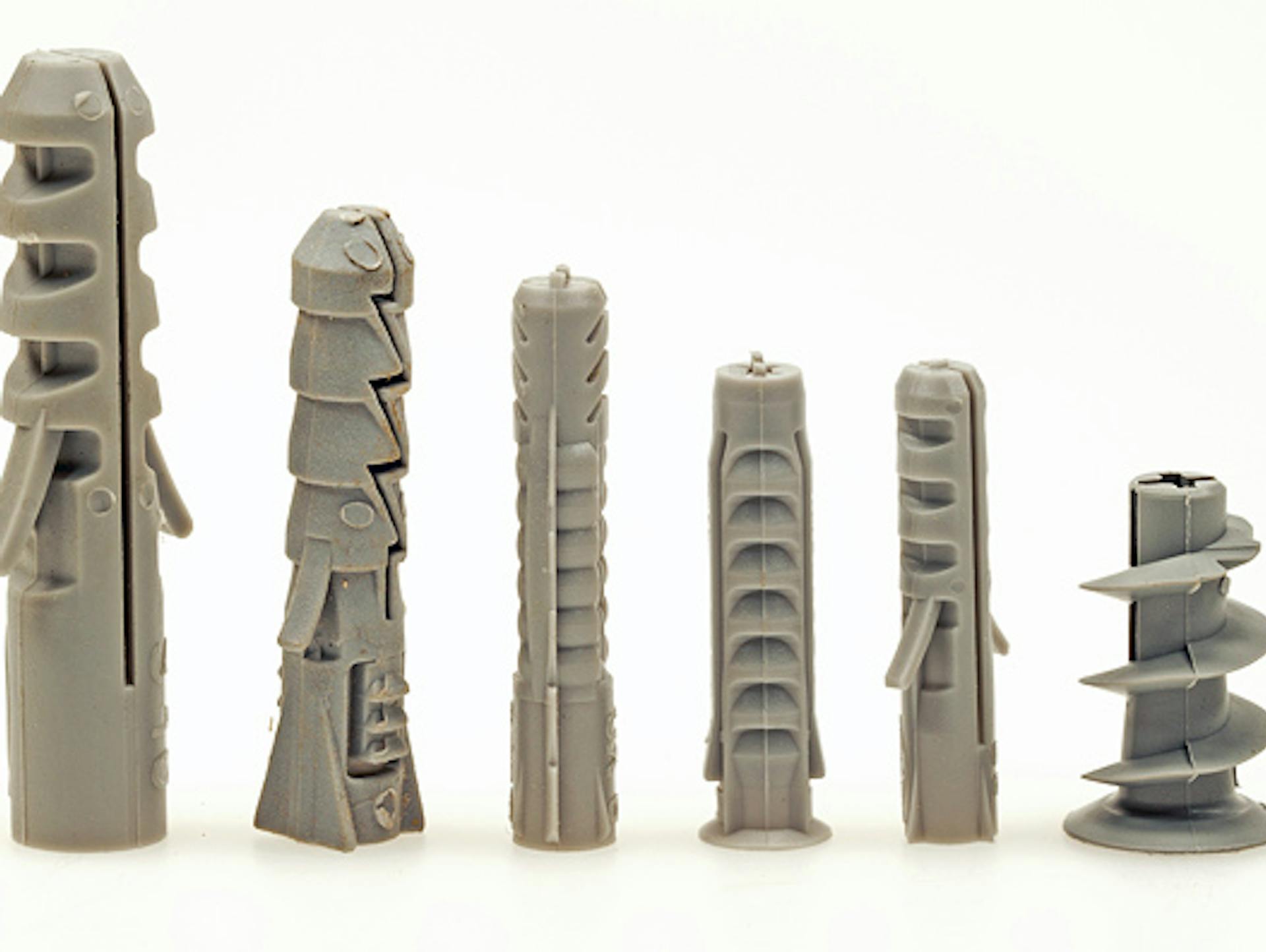 Sechs unterschiedliche Dübel der Größe nach nebeneinander aufgestellt.