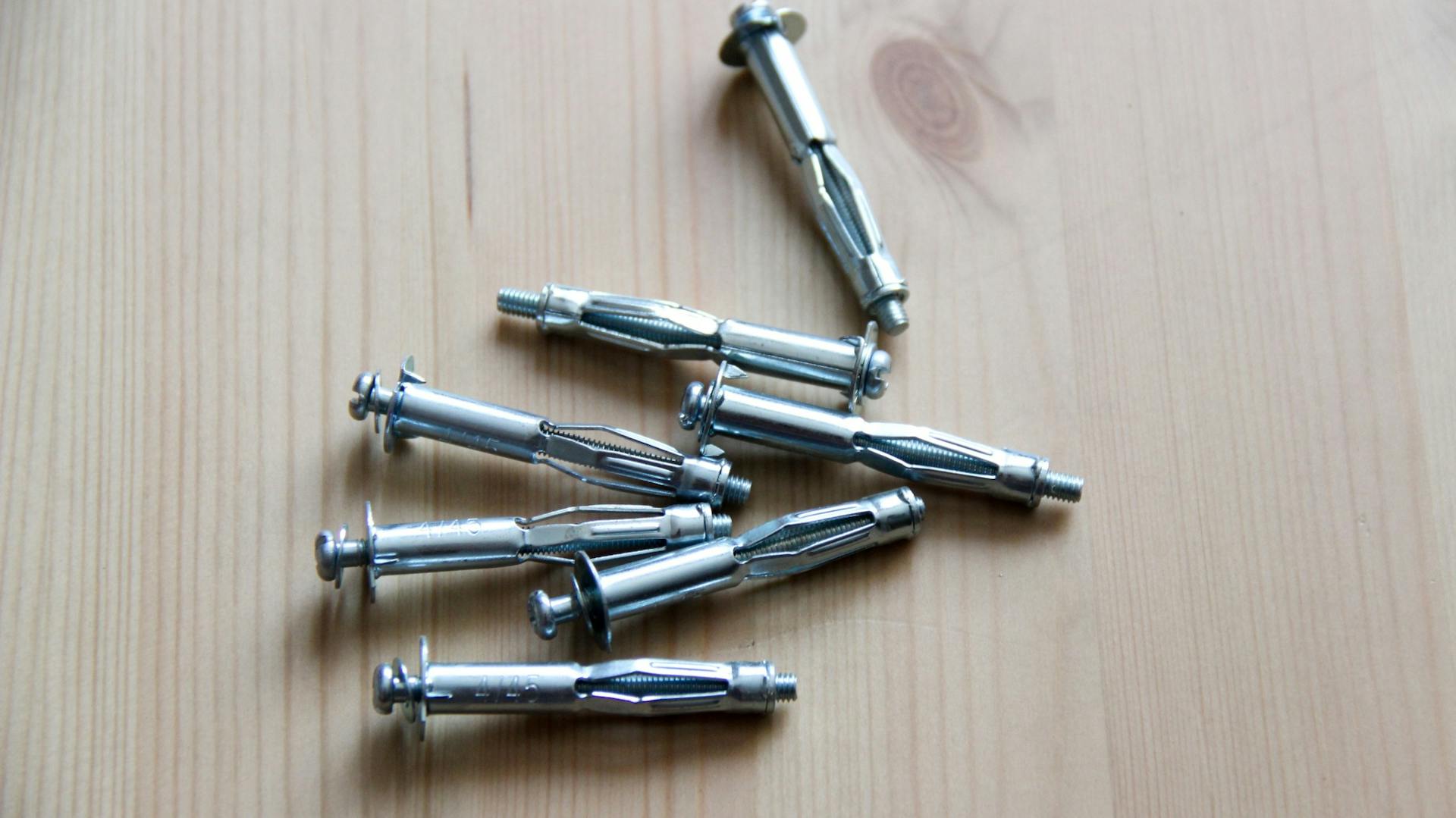 Metall-Hohlraumdübel