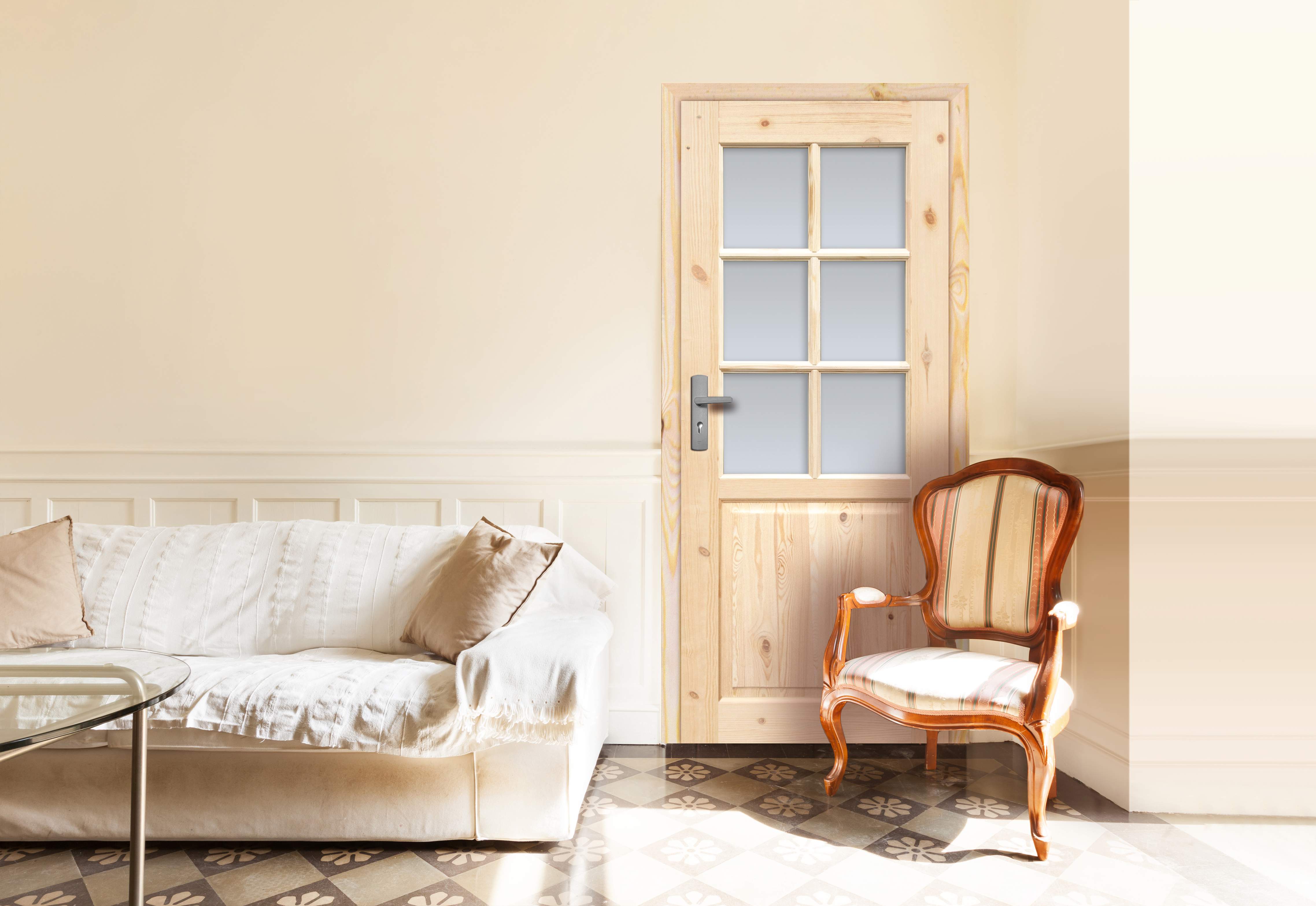 Polstermöbel in einem Wohnraum mit Stoff und Polsternägeln befestigt.