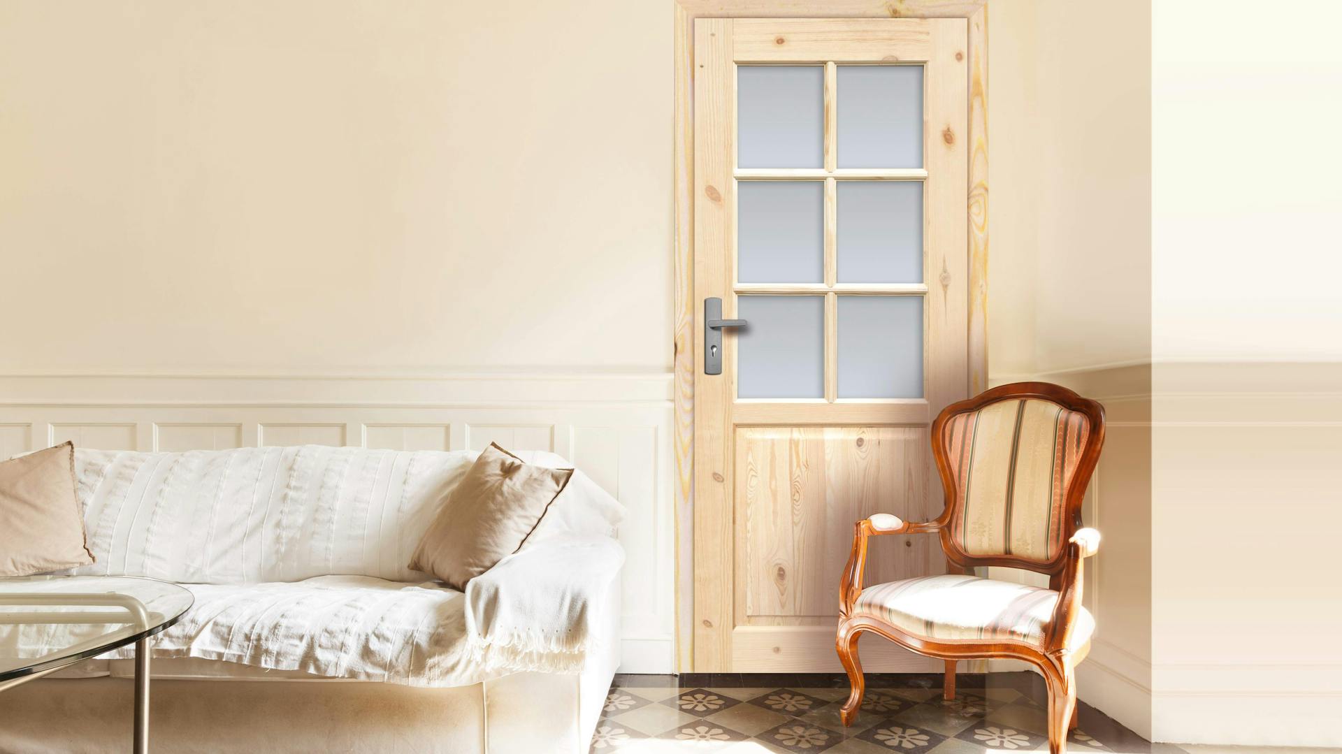 Polstermöbel in einem Wohnraum mit Stoff und Polsternägeln befestigt.