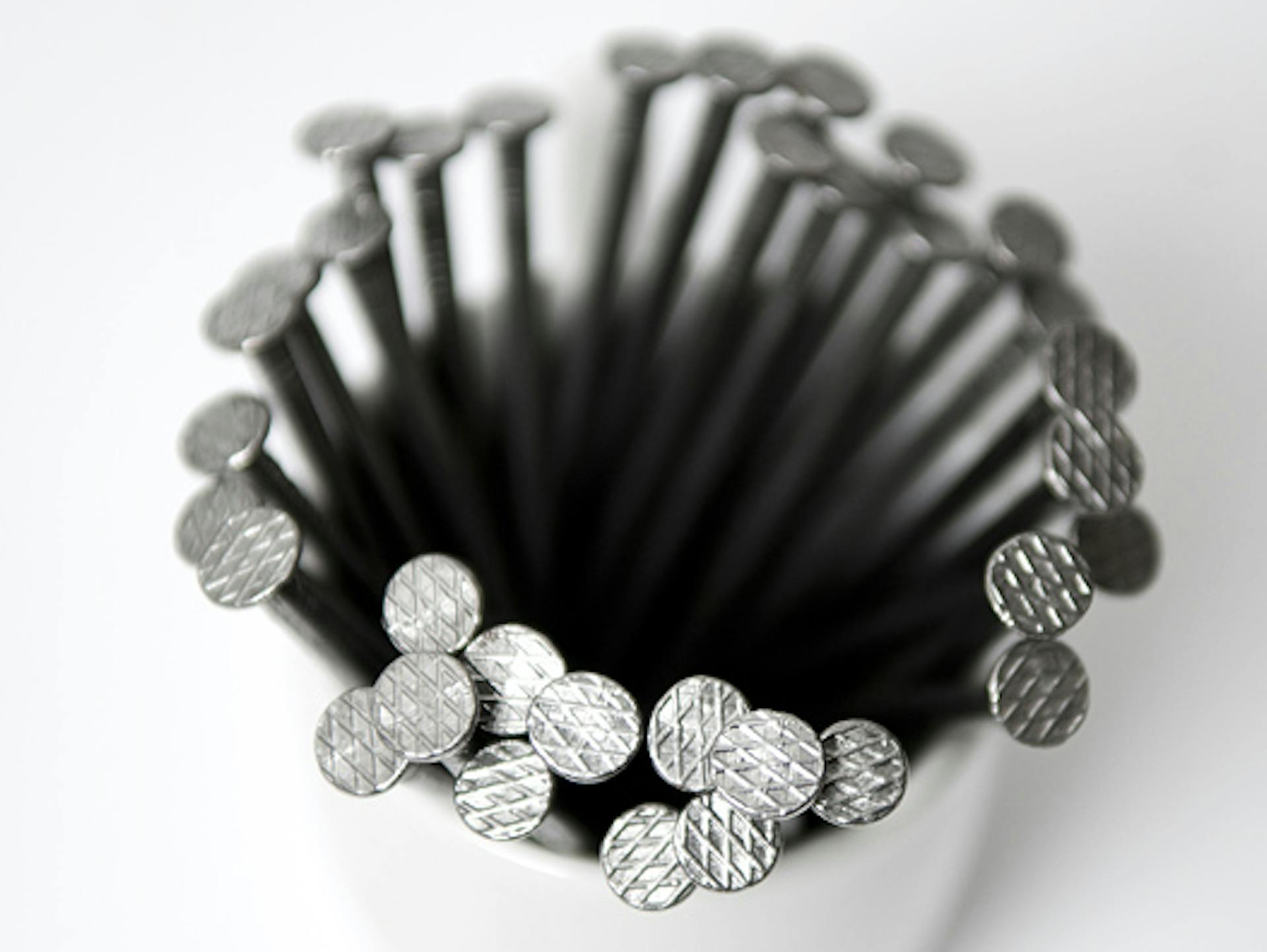 Drahtstifte in einem Becher.