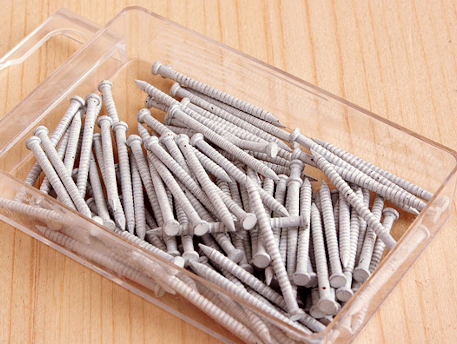 Schraubnägel in geöffneter Plastikschachtel