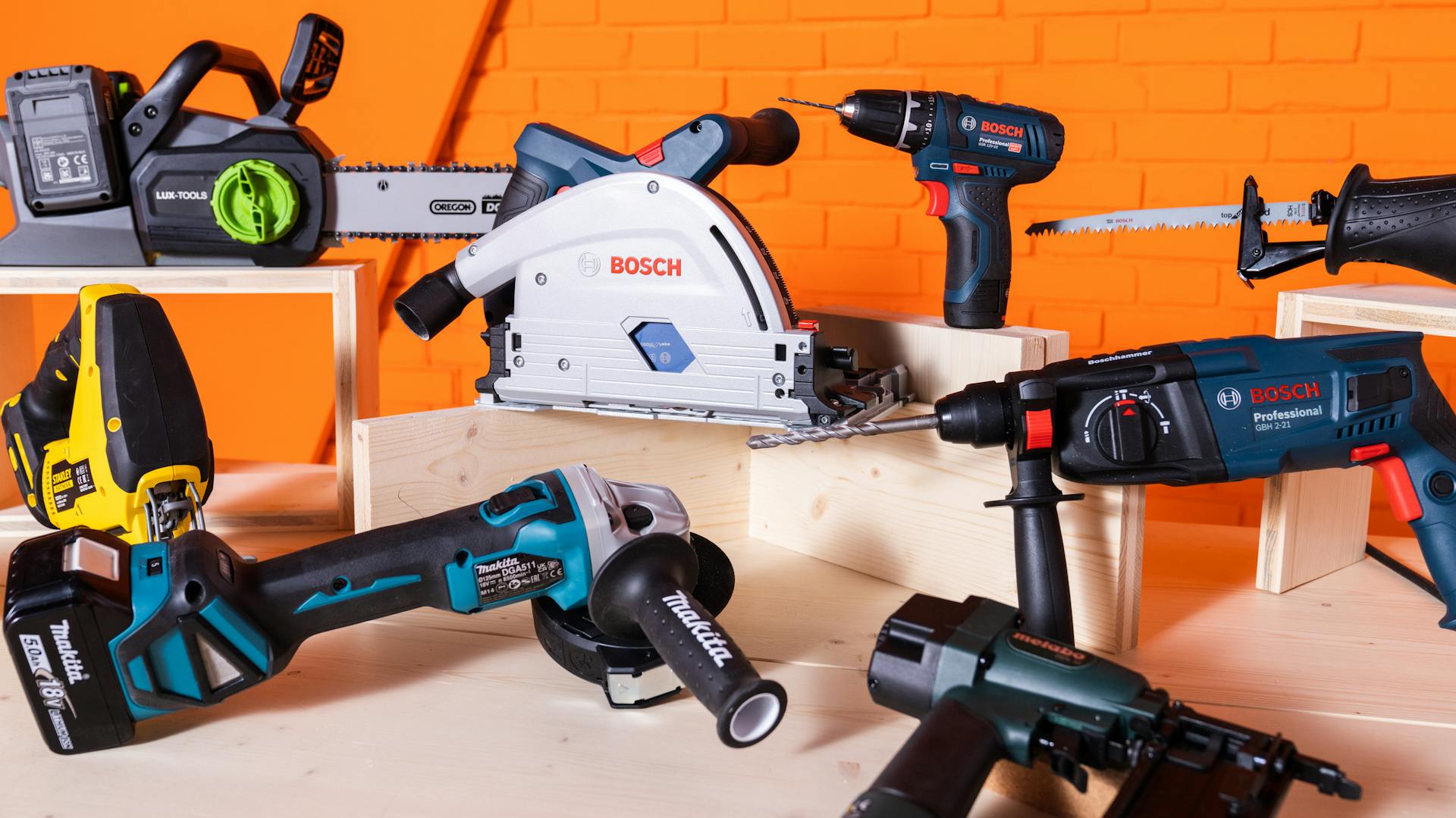 Verschiedene Elektrowerkzeuge auf einem Tisch.