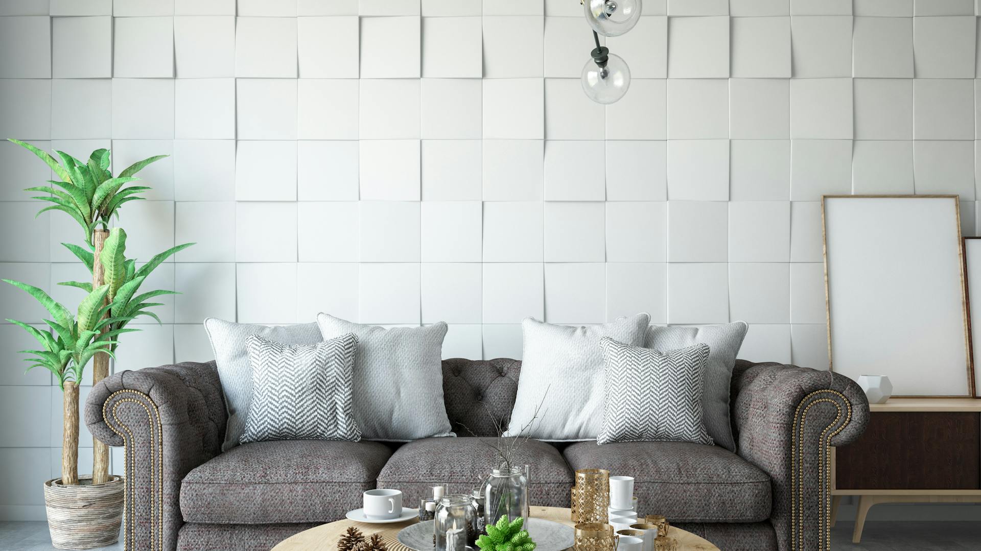 Wohnzimmer mit Sofa, Tisch und Pflanze vor 3-D-Tapete an Wand