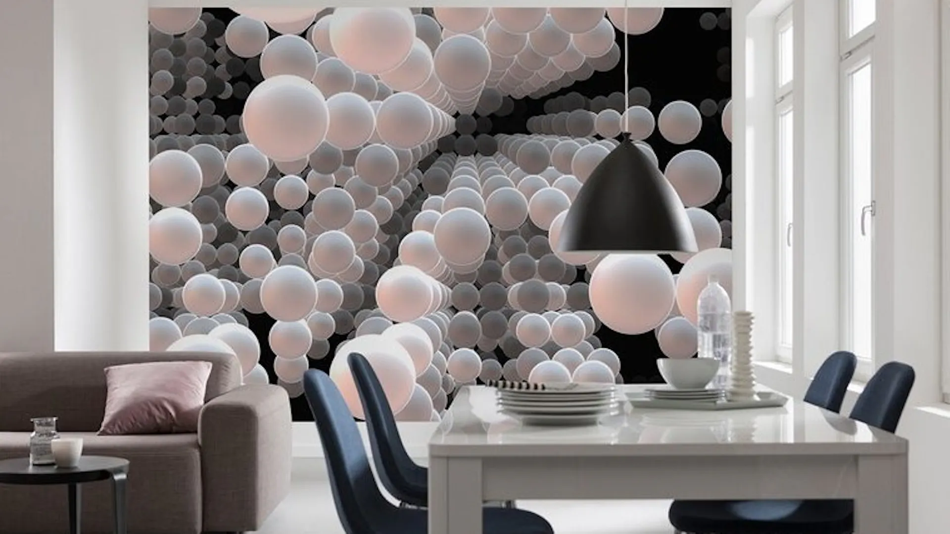 Modernes Wohnzimmer mit einem grauen Sofa und einem Essplatz vor einer 3-D Tapete.