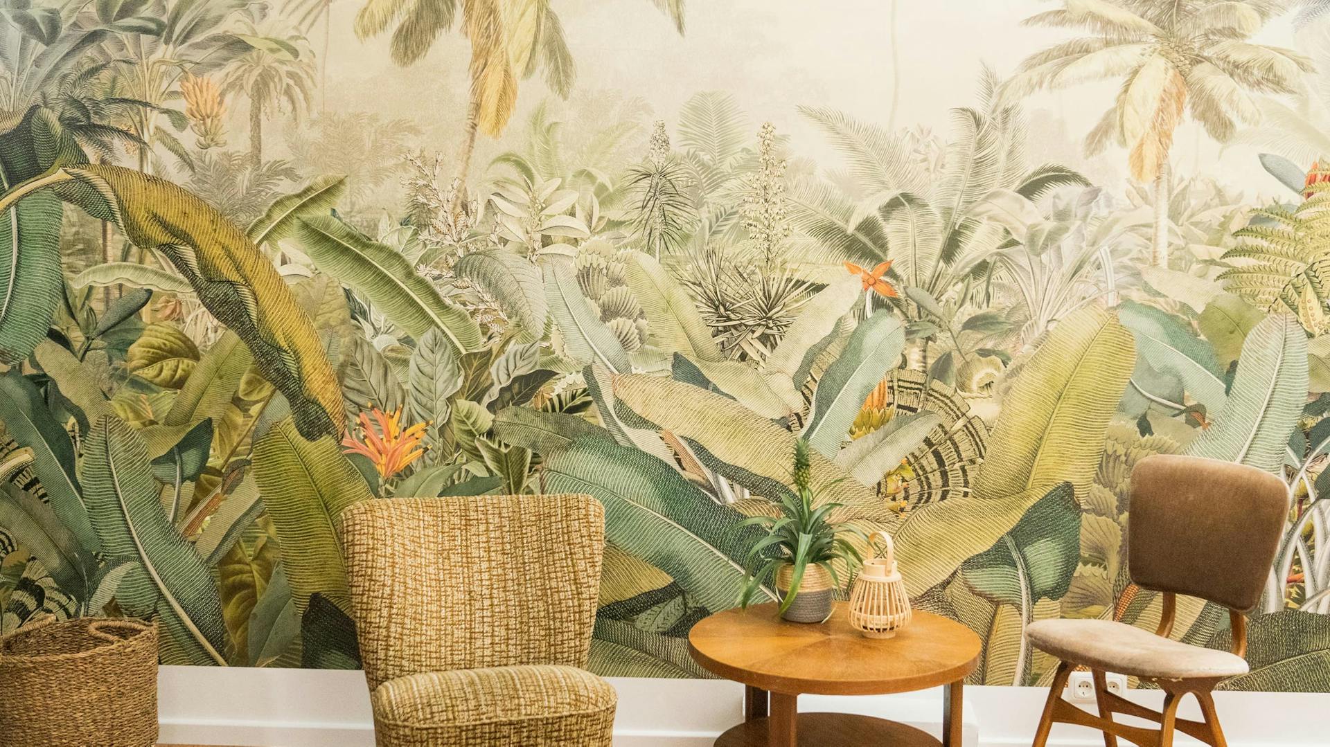 Tapete in Dschungelmotiv in Raum mit Tisch und zwei Stühlen