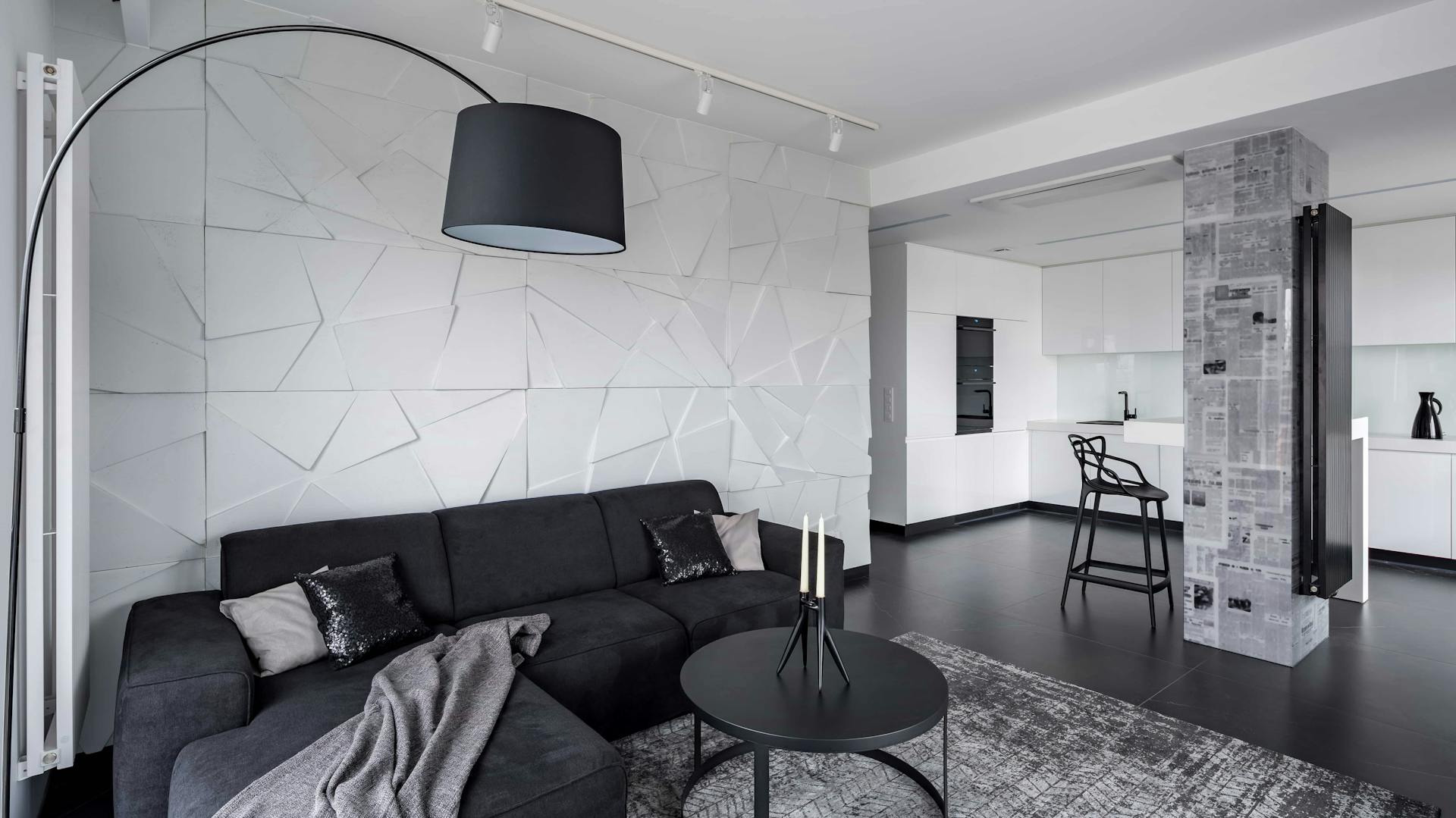 Sofa an Wand mit 3-D-Tapete in Weiß