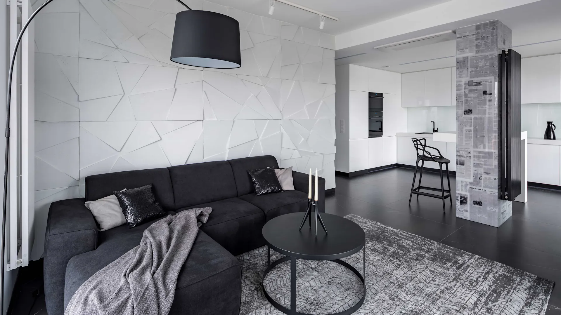 Modernes Wohnzimmer mit einer 3D-Tapete und einem dunkelgrauen Sofa.