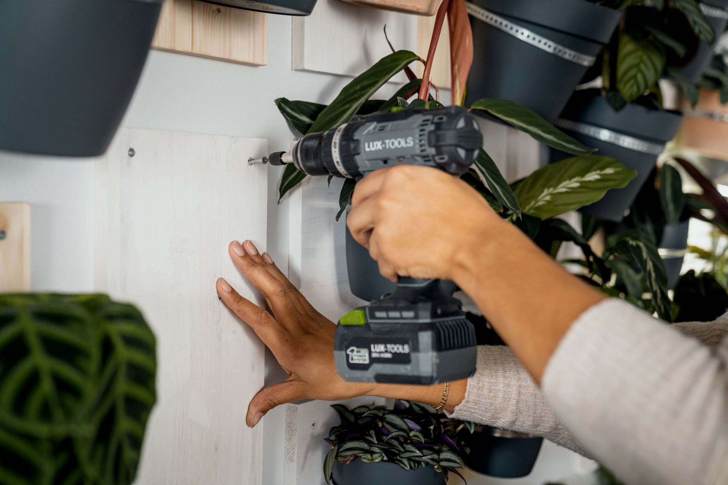 La tavola di colore bianco viene fissata alla parete con l’avvitatore a batteria e due viti.