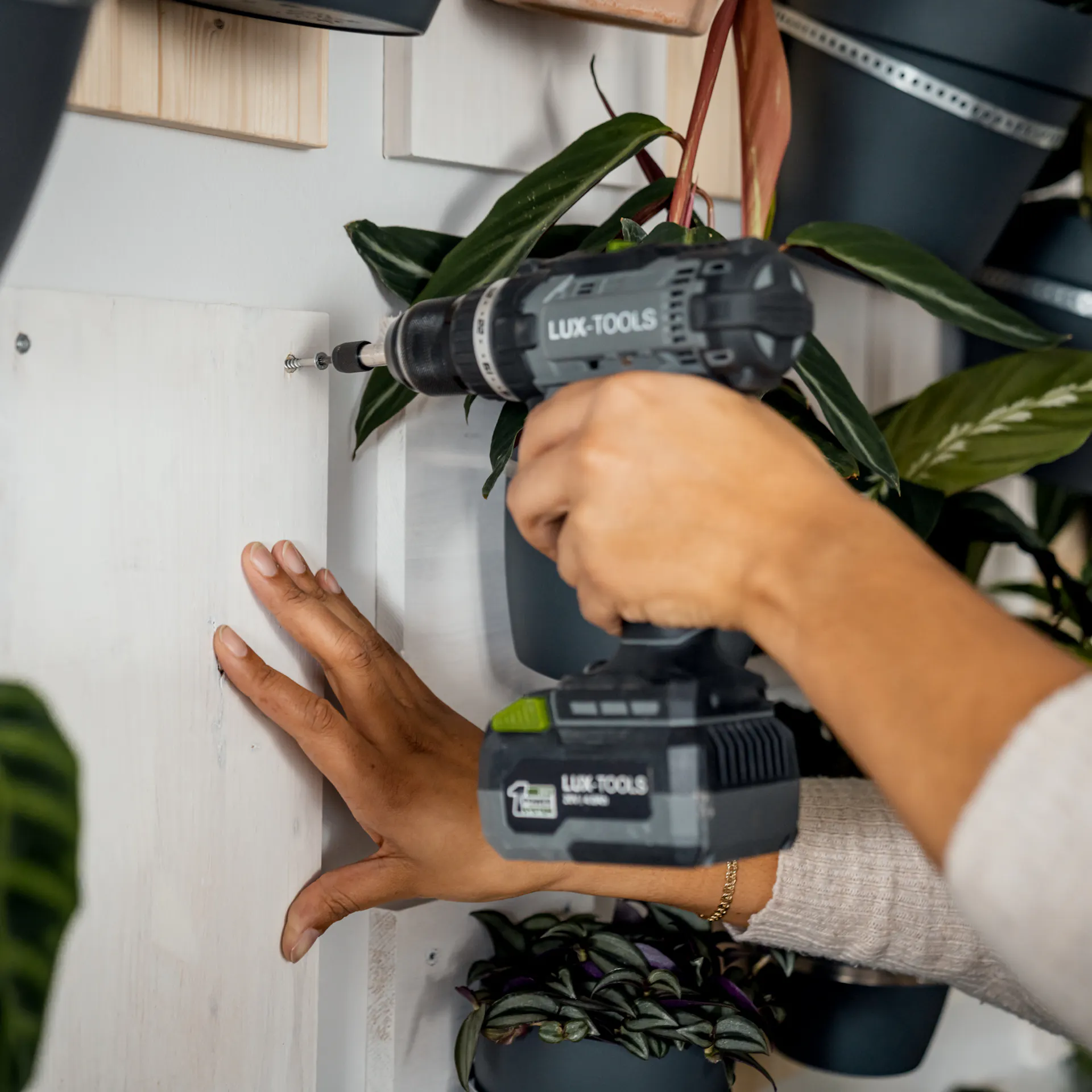 La tavola di colore bianco viene fissata alla parete con l’avvitatore a batteria e due viti.