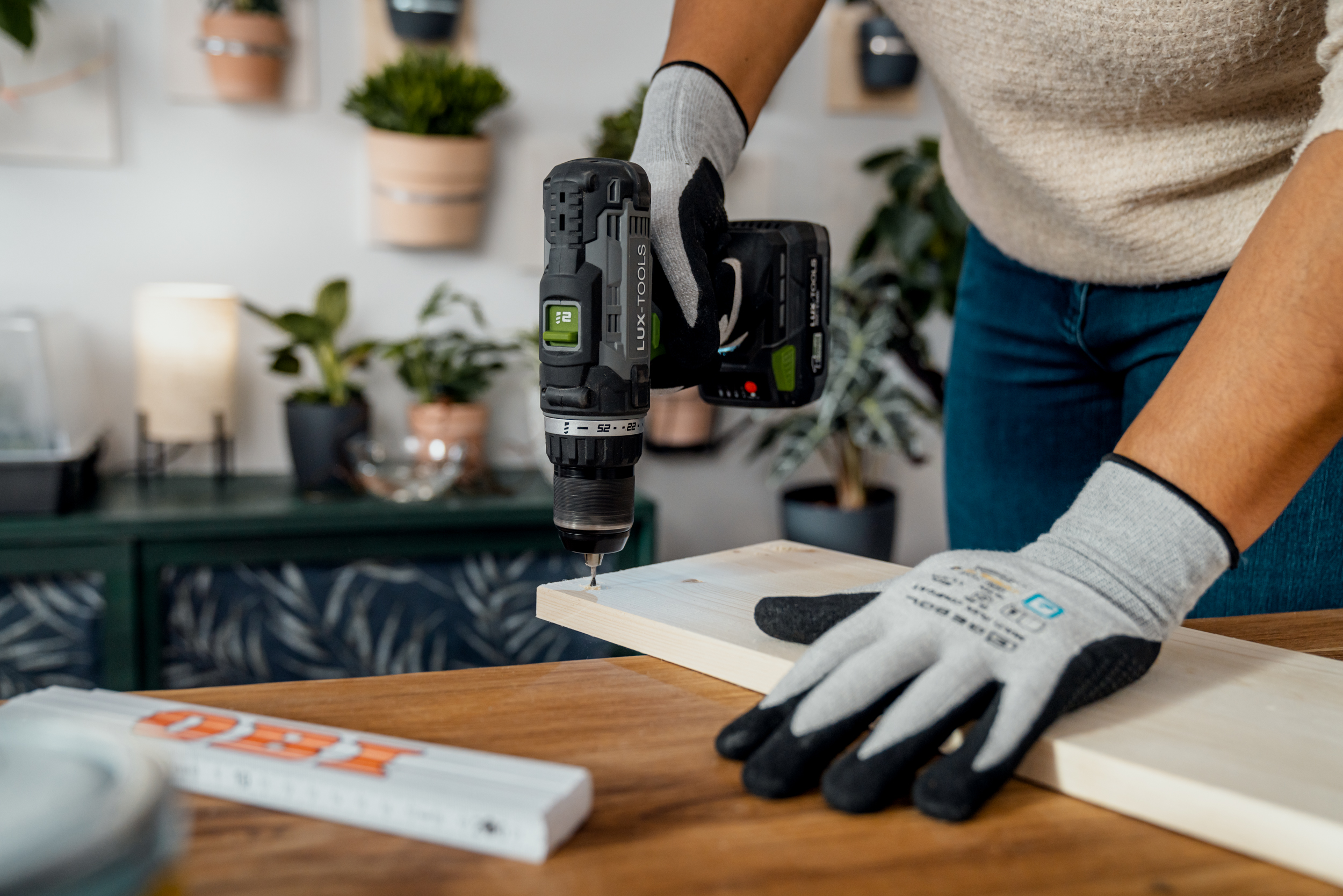 La tavola viene posizionata sul bordo del tavolo. Con un avvitatore a batteria vengono praticati i fori corrispondenti.