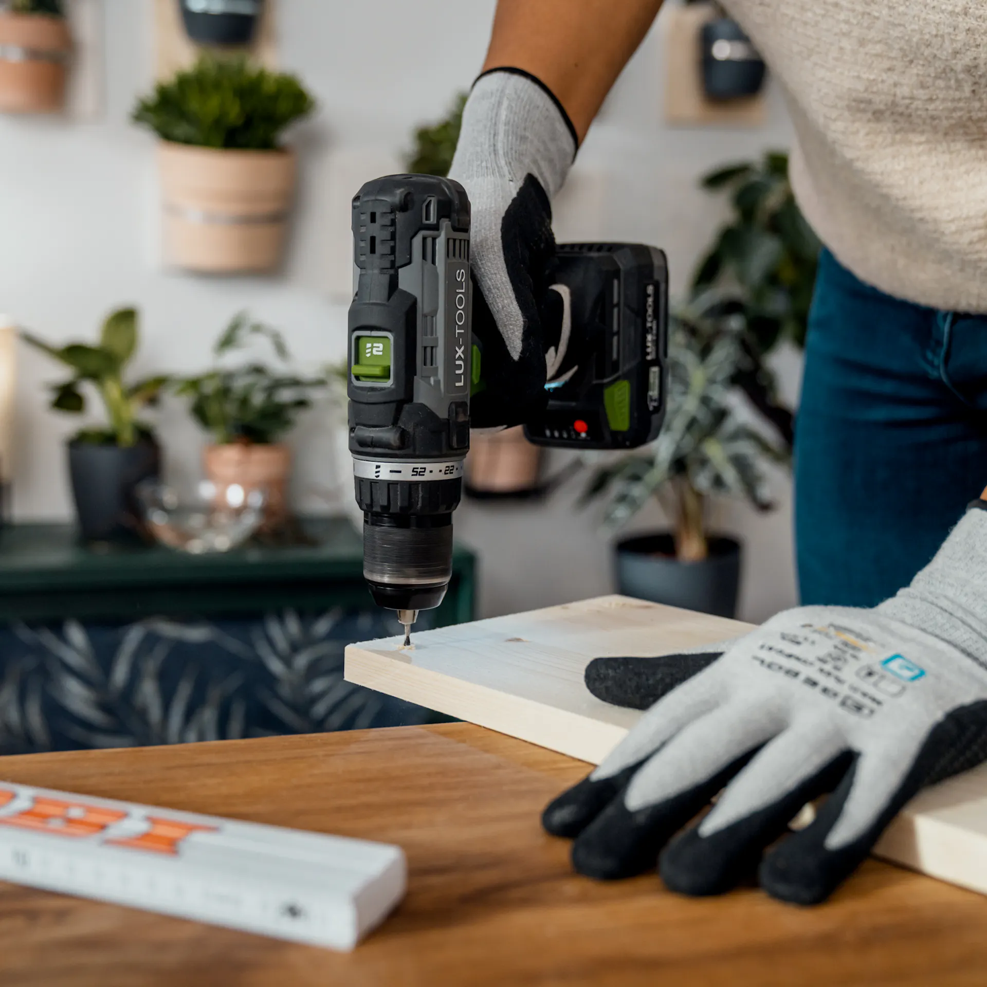 La tavola viene posizionata sul bordo del tavolo. Con un avvitatore a batteria vengono praticati i fori corrispondenti.