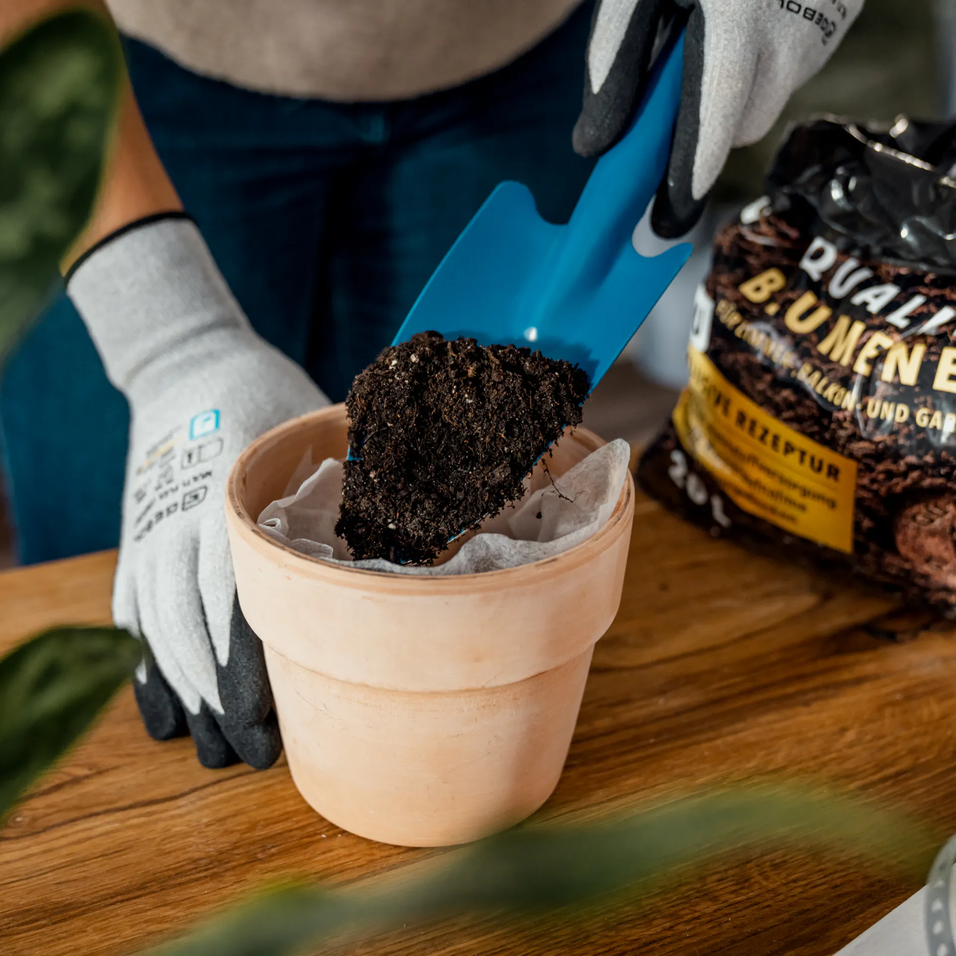 Il terriccio viene messo nel vaso con una pala.