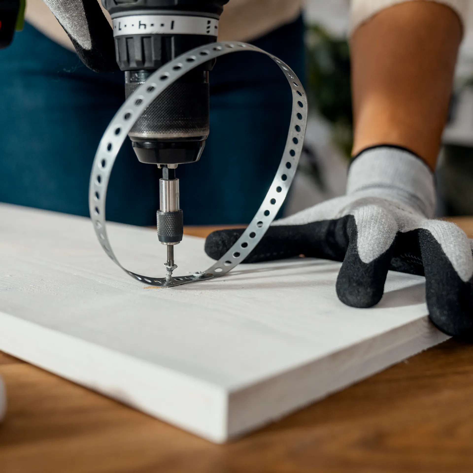 Il nastro perforato che va a circondare il legno è fissato con una vite.