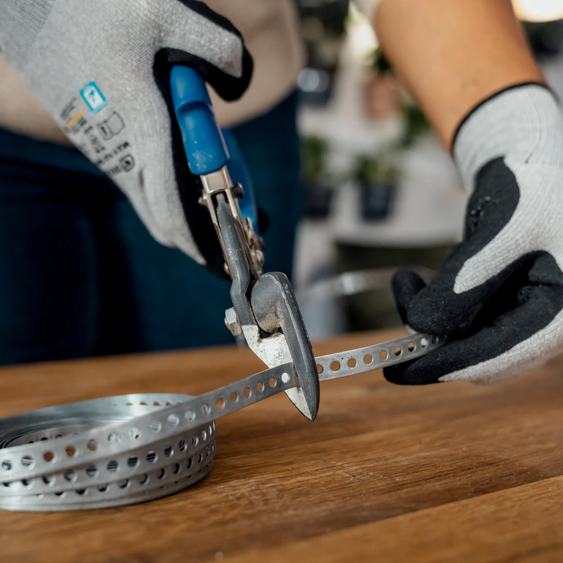 Taglio su misura del nastro perforato con una cesoia per lamiera.