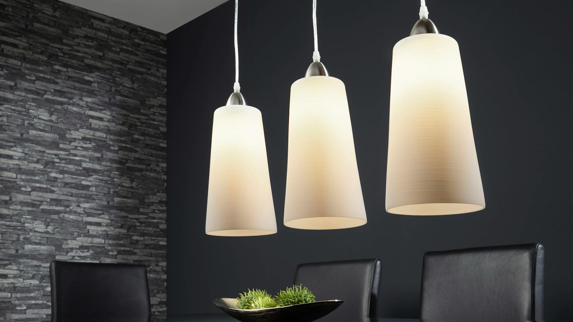 Illuminazione della sala da pranzo con lampadine a risparmio energetico
