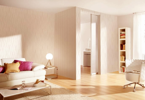 Il salotto in bianco con divano, poltrona e scaffale è illuminato con una luce bianca extra calda.