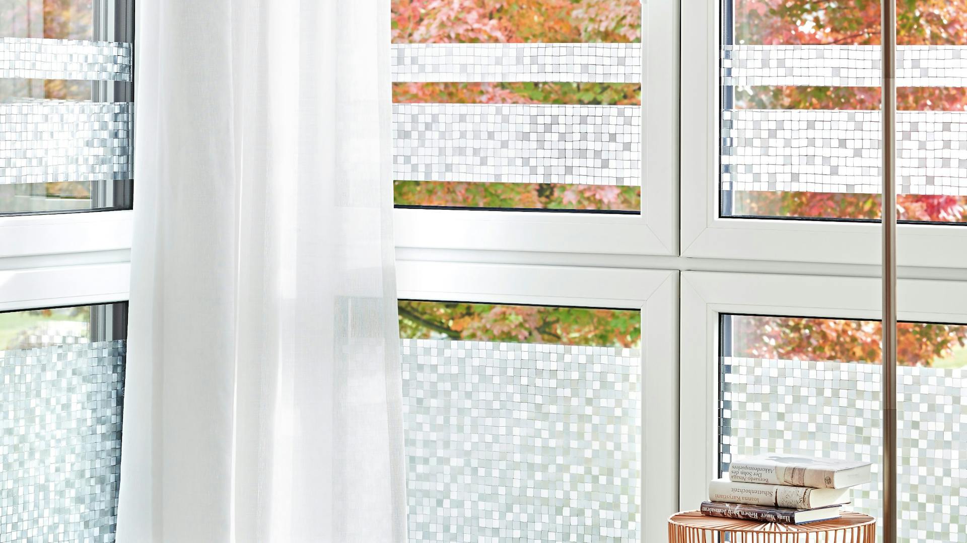 Fenster mit Vorhängen und selbstklebender Folie als Sichtschutz