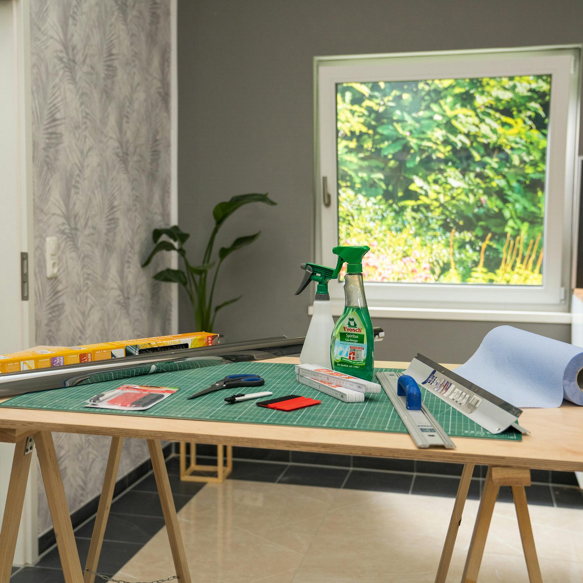 Vorbereitung des Arbeitsplatzes für das Anbringen von Fensterfolie.