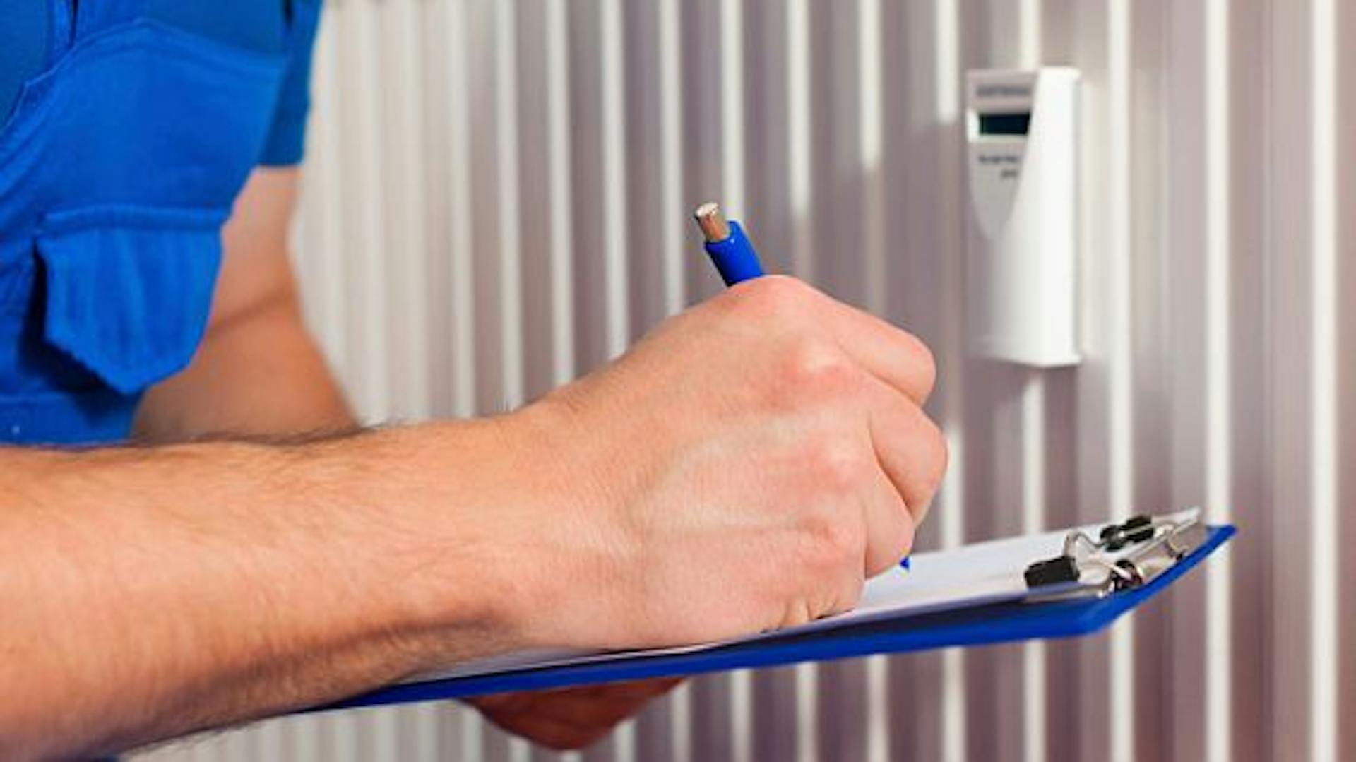 Techniker nimmt einen hydraulischen Abgleich vor.