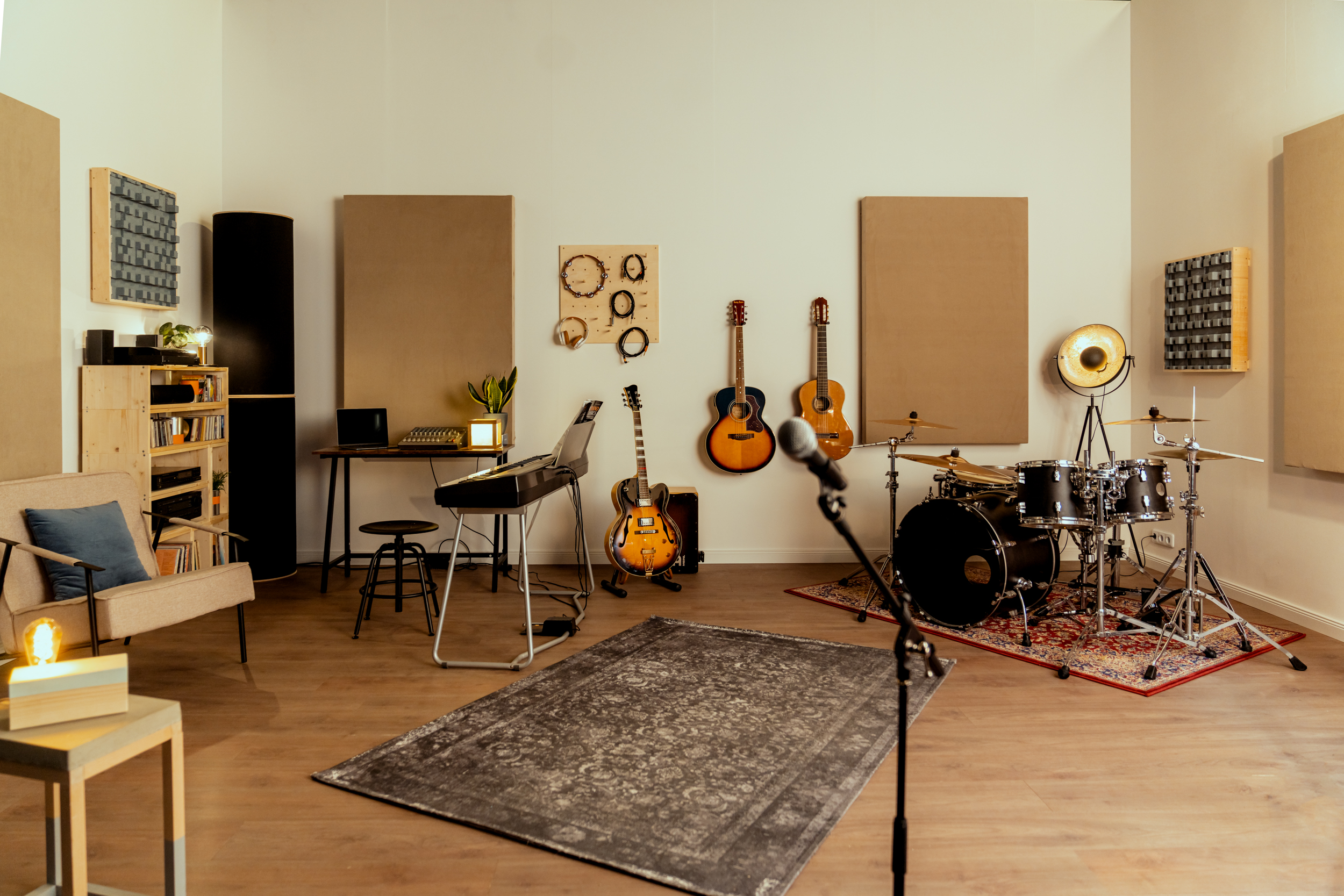 Ein fertig eingerichtetes Musikzimmer mit Instrumenten.