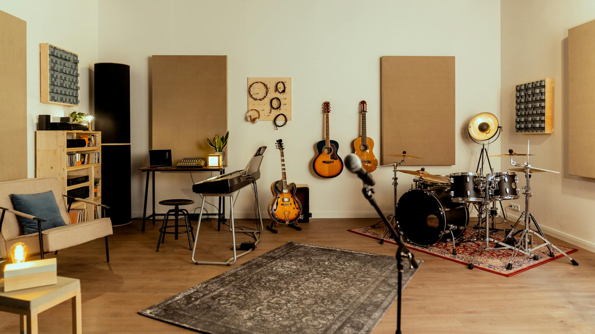 Ein fertig eingerichtetes Musikzimmer mit Instrumenten.