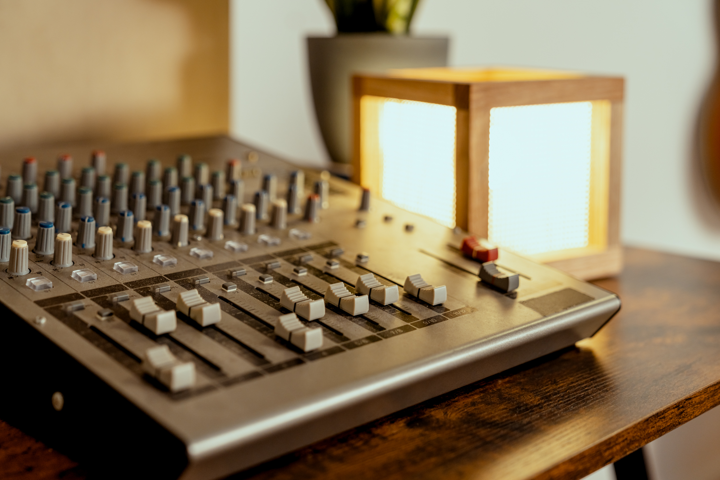 Ein Mischpult auf einem Tisch
