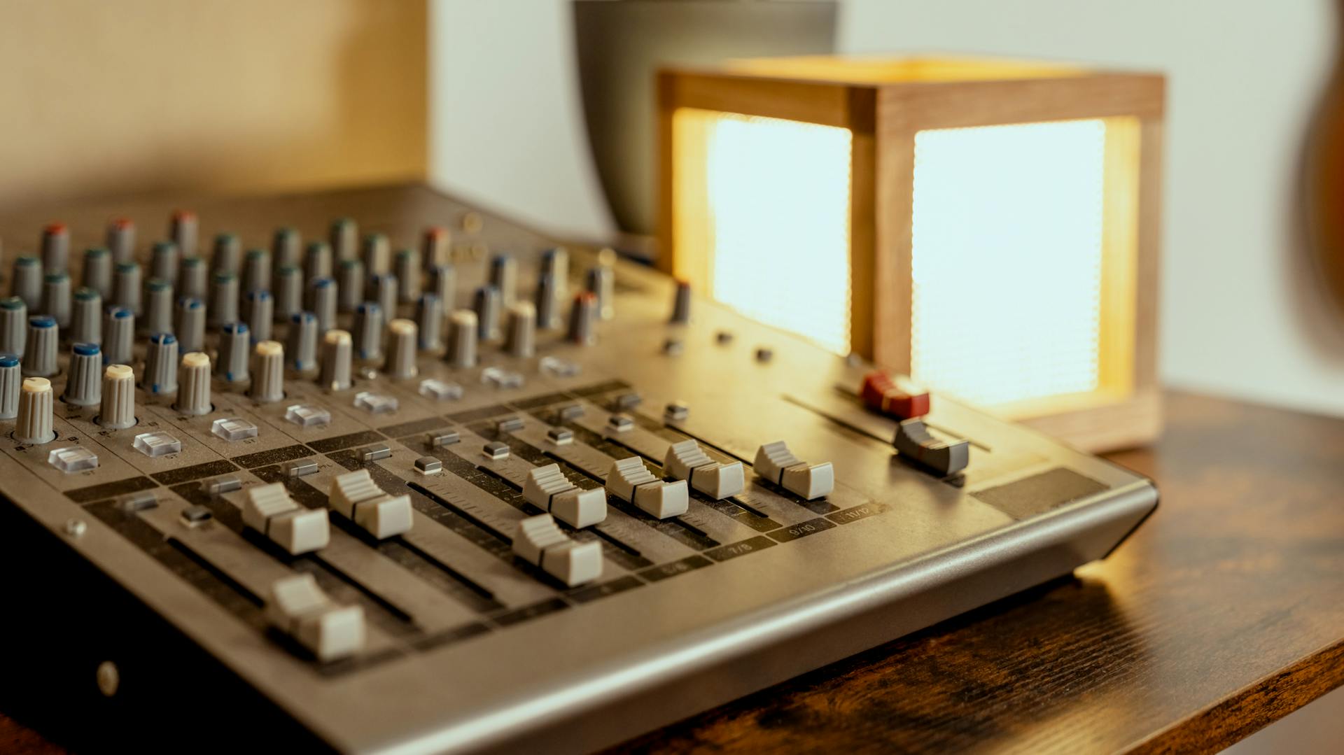Ein Mischpult auf einem Tisch
