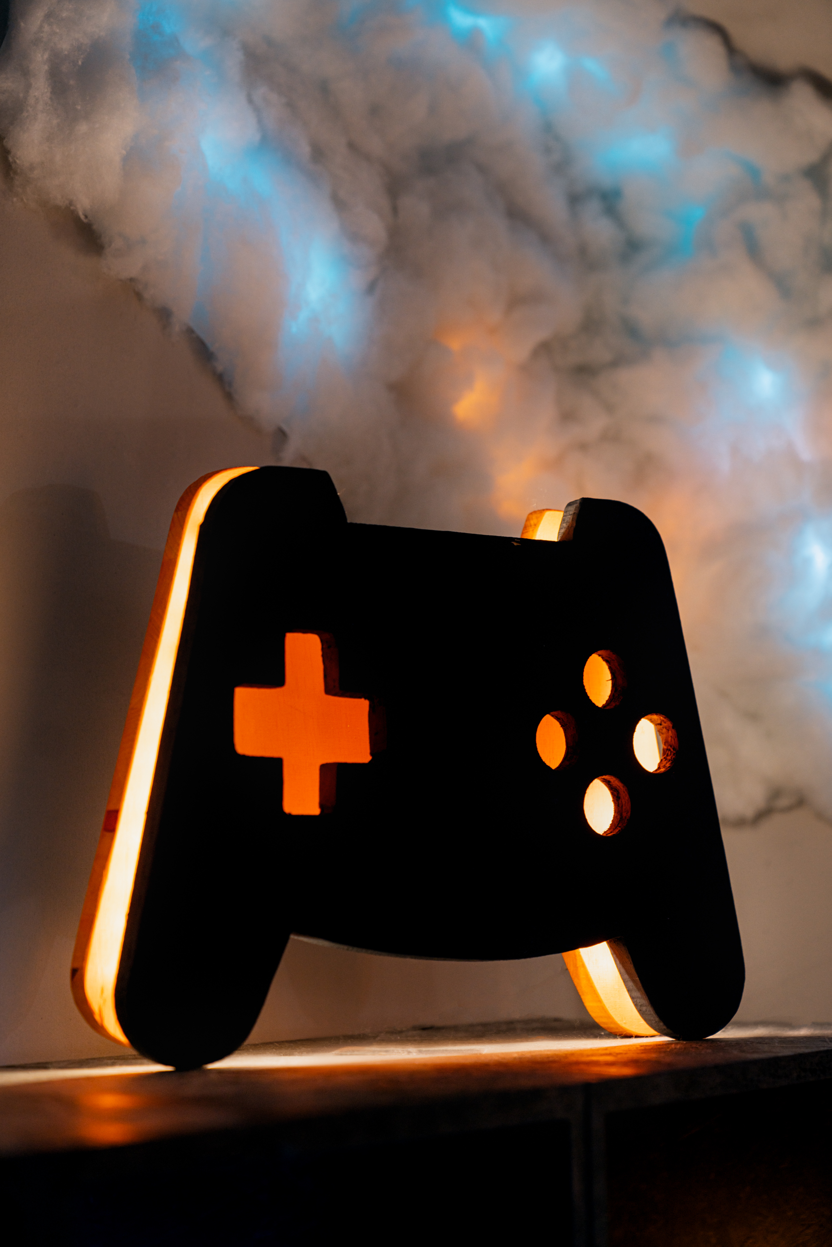 Eine DIY-Leuchte aus Holz in Form eines Gaming-Controllers