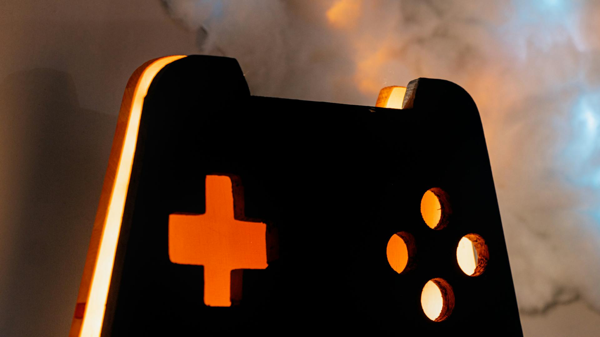 Eine DIY-Leuchte aus Holz in Form eines Gaming-Controllers