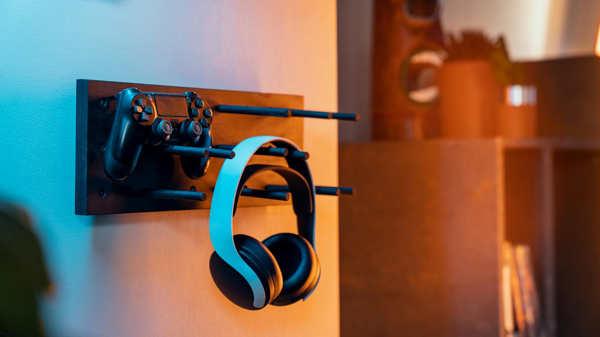 Kopfhörer hängen an einem Pegboard, daneben ein Controller.