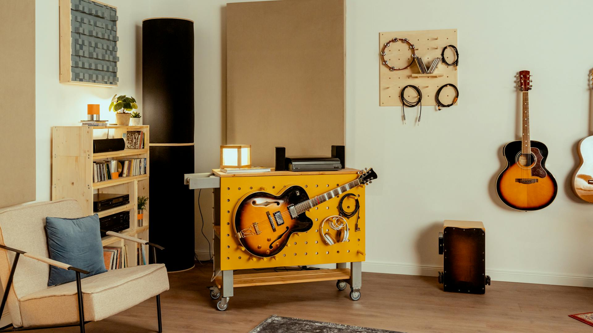 Gitarre hängt an einem selbstgebauten Pegboard.