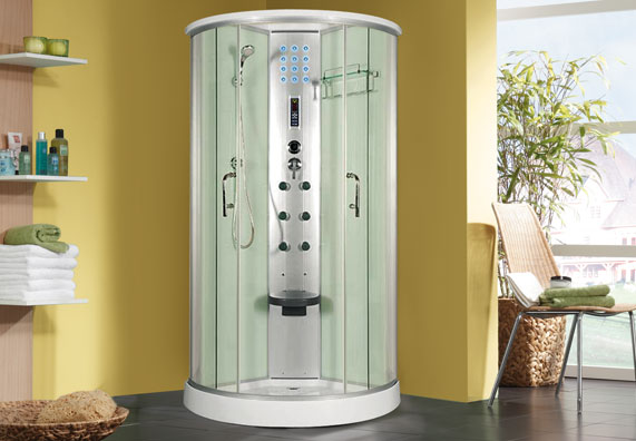 Dusche mit Dampfbad vor gelber Wand in Badezimmer neben Stuhl mit Handtüchern und Badregalen