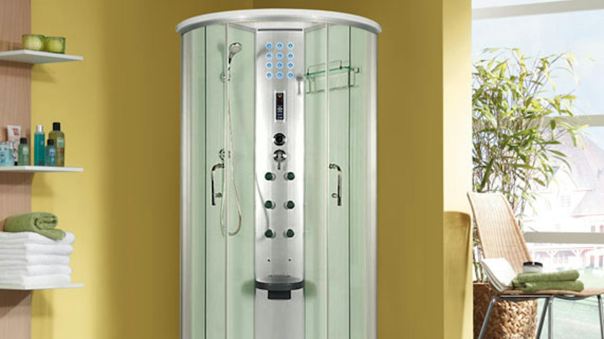 Dusche mit Dampfbad vor gelber Wand in Badezimmer neben Stuhl mit Handtüchern und Badregalen