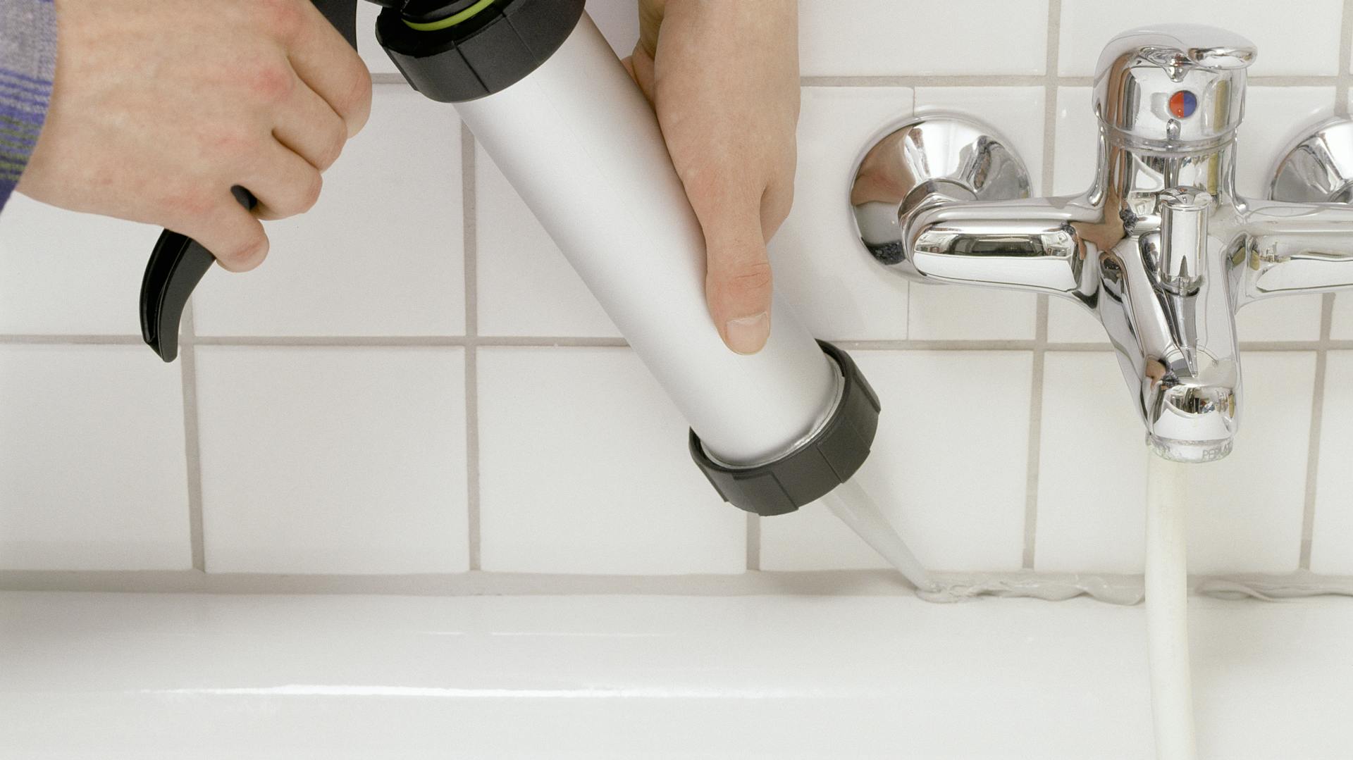 Silikonfugen entfernen und erneuern in 6 Schritten Titelbild Silikon abdichten Kartusche Badezimmer