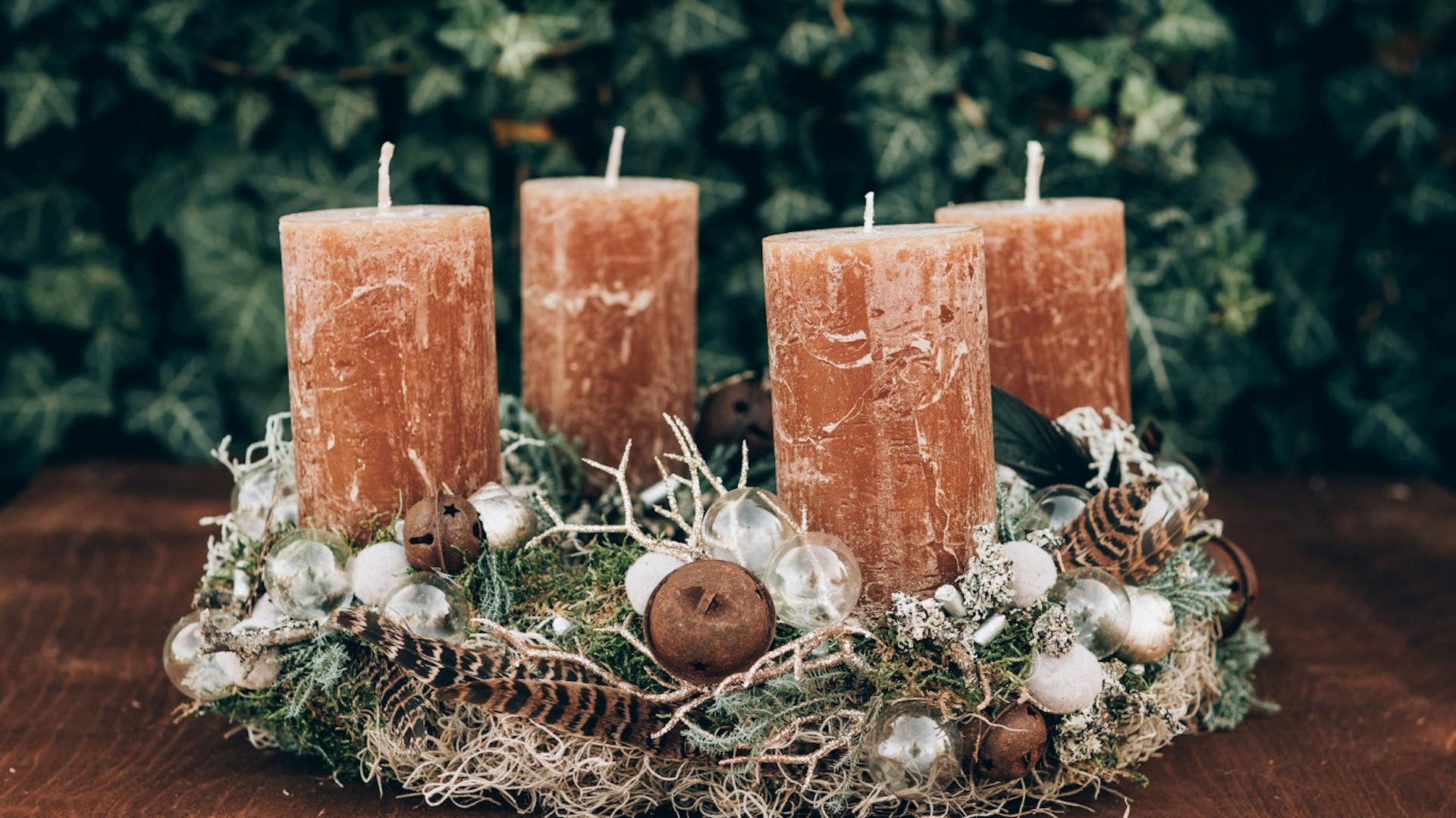 Corona dell'Avvento moderna con candele marroni
