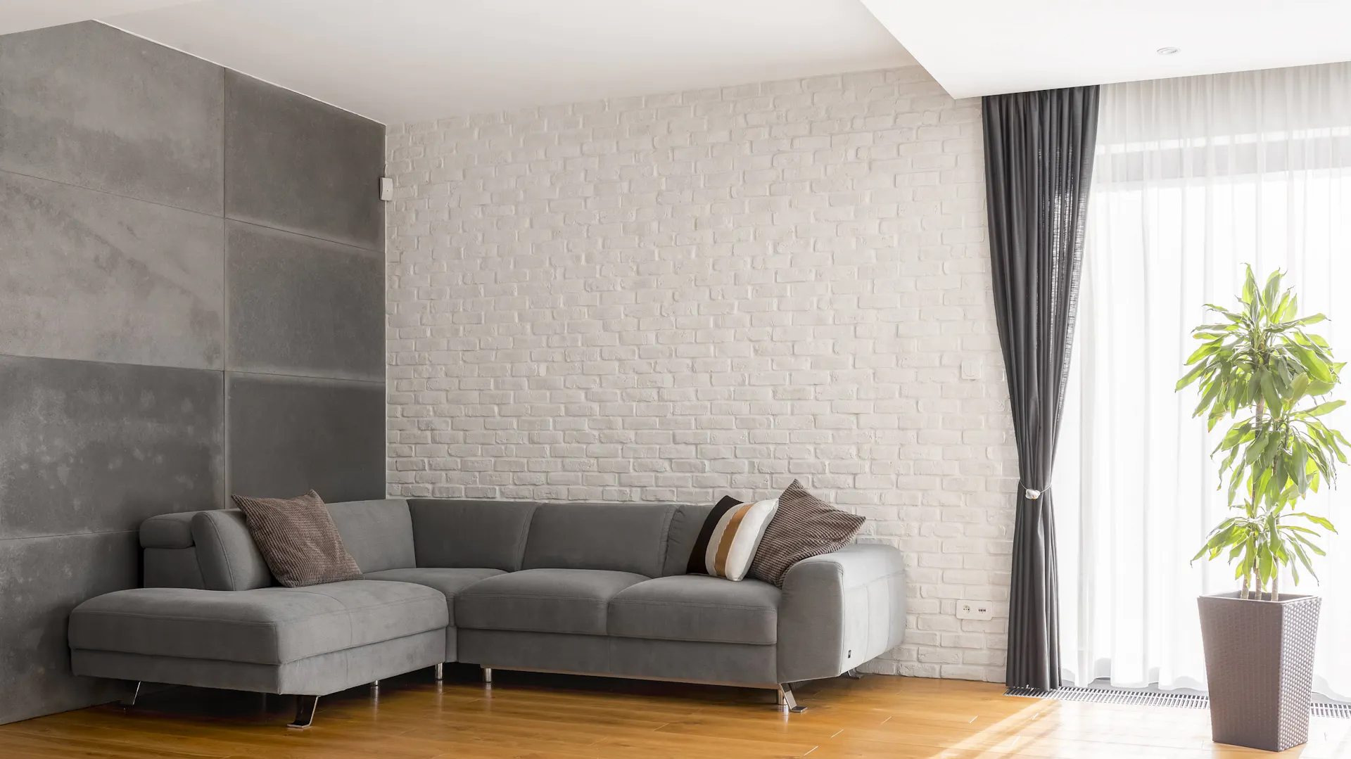 Tapete mit Struktur in Wohnzimmer an Wand
