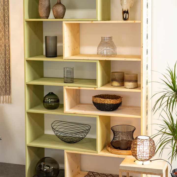 Ausziehregal Nele befüllt mit verschiedenen Vasen und Töpfen.