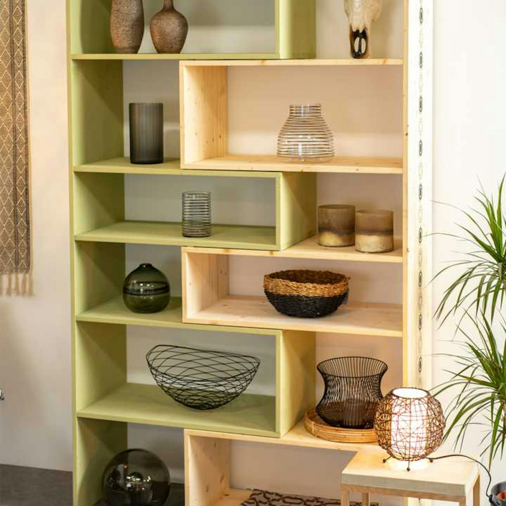 Ausziehregal Nele befüllt mit verschiedenen Vasen und Töpfen.