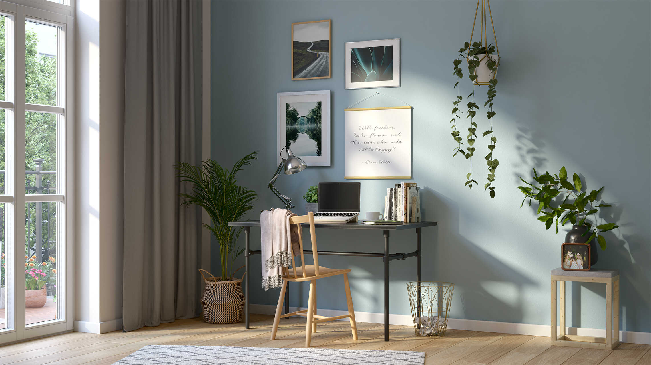 Tisch Rohrbert steht mittig vor einer blauen Wand, an denen Bilder über dem Tisch aufgehangen sind.