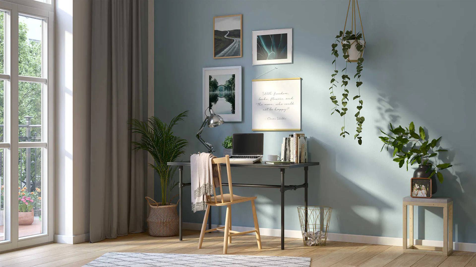 Tisch Rohrbert steht mittig vor einer blauen Wand, an denen Bilder über dem Tisch aufgehangen sind.